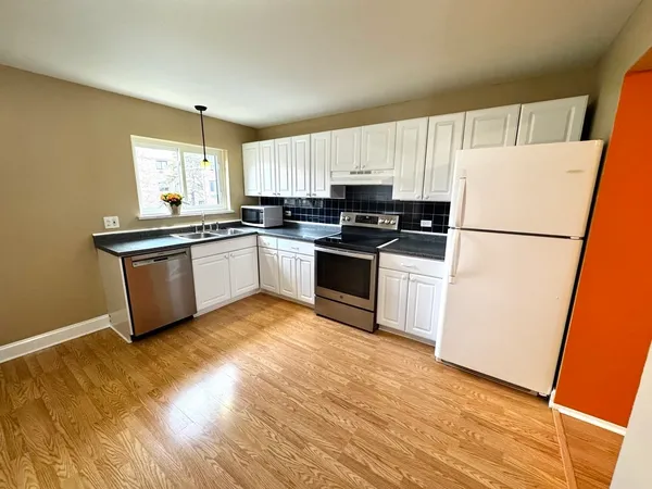 $2,200 | 2215 West Nichols Road, Unit C, Arlington Heights, IL 60004