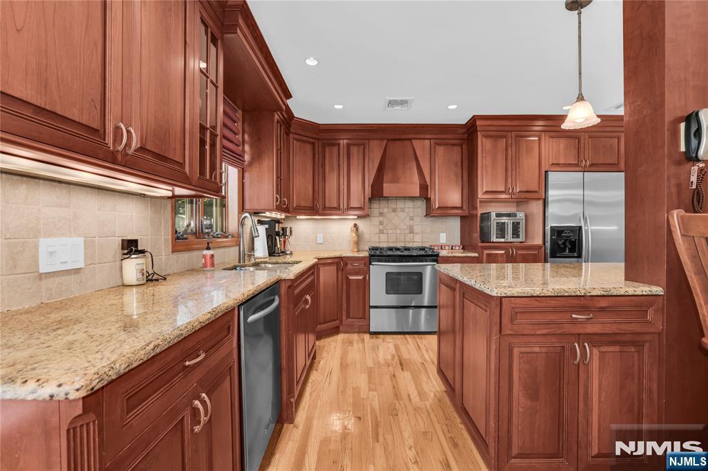 114 Lopez Road Cedar Grove, NJ 07009 - Photo 11 of 44 Gallery Image 11
