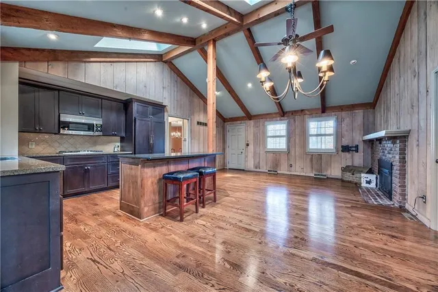 $850,000 | 5524 Mission Road, Fairway, KS 66205