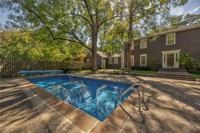 $850,000 | 5524 Mission Road, Fairway, KS 66205