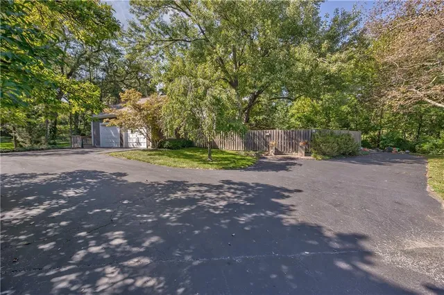 $850,000 | 5524 Mission Road, Fairway, KS 66205