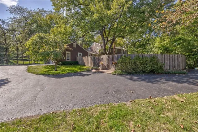 $850,000 | 5524 Mission Road, Fairway, KS 66205