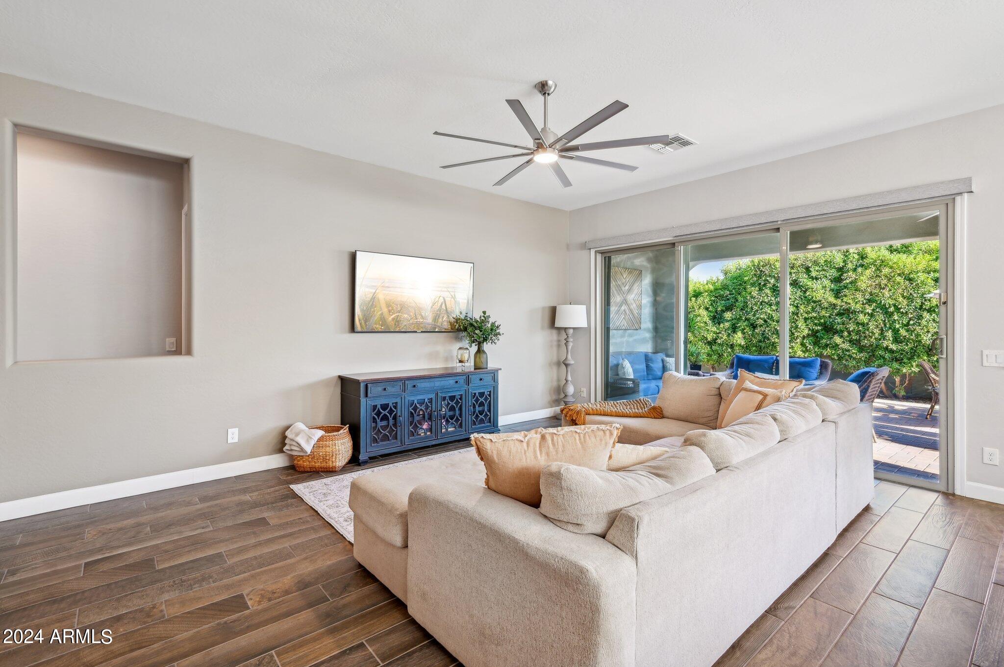1909 West Yearling Road Phoenix, AZ 85085 - Photo 4 of 50 Living Room