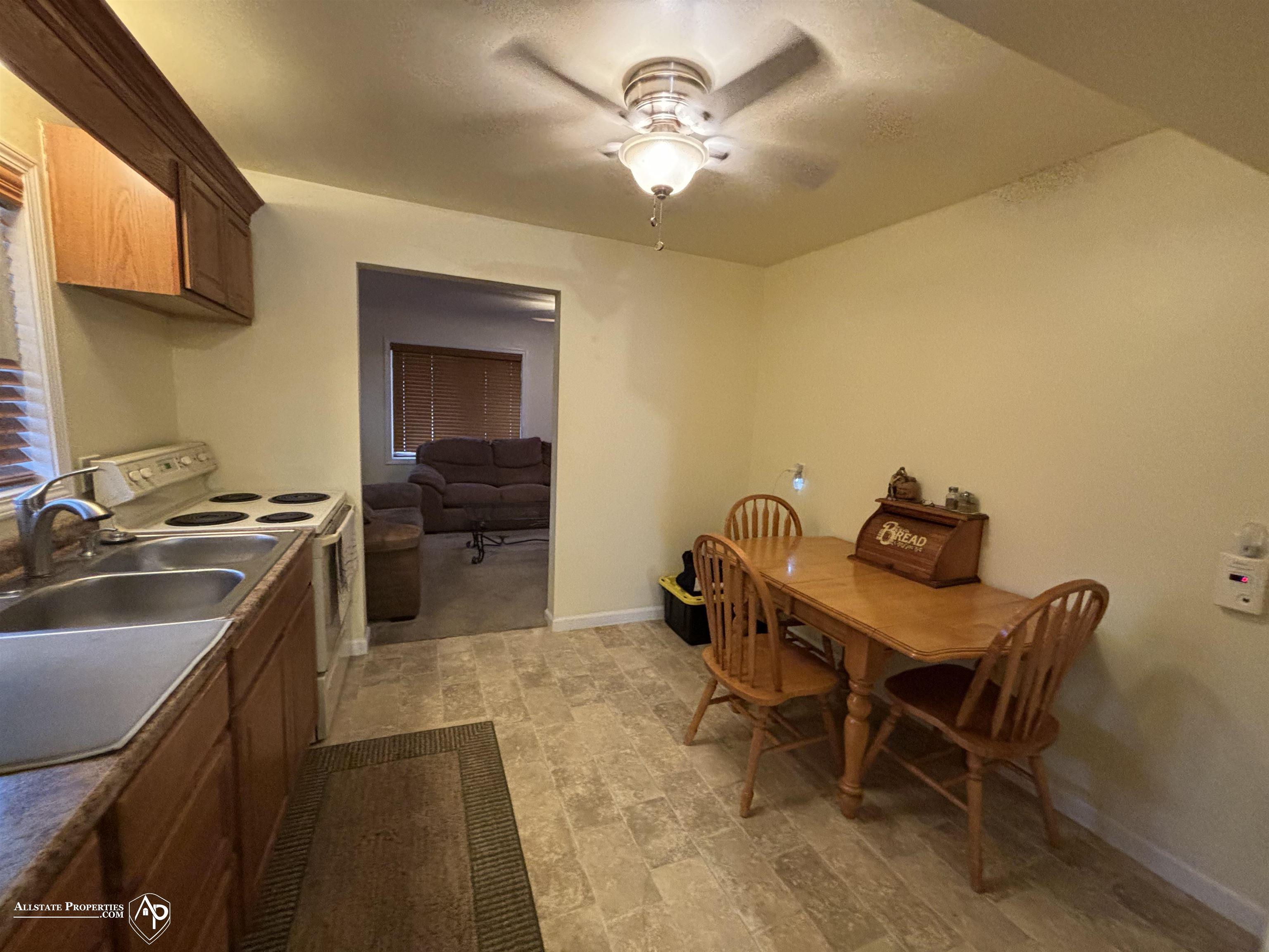 2060 Lavelle Road Flint, MI 48504 - Photo 5 of 15 50160504-f87fd8d5-77a4-4513-a2c4-8062533991e4.JPG