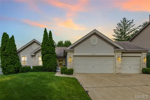$389,900 | 13025 Kinsley Hts Drive, Florissant, MO 63033