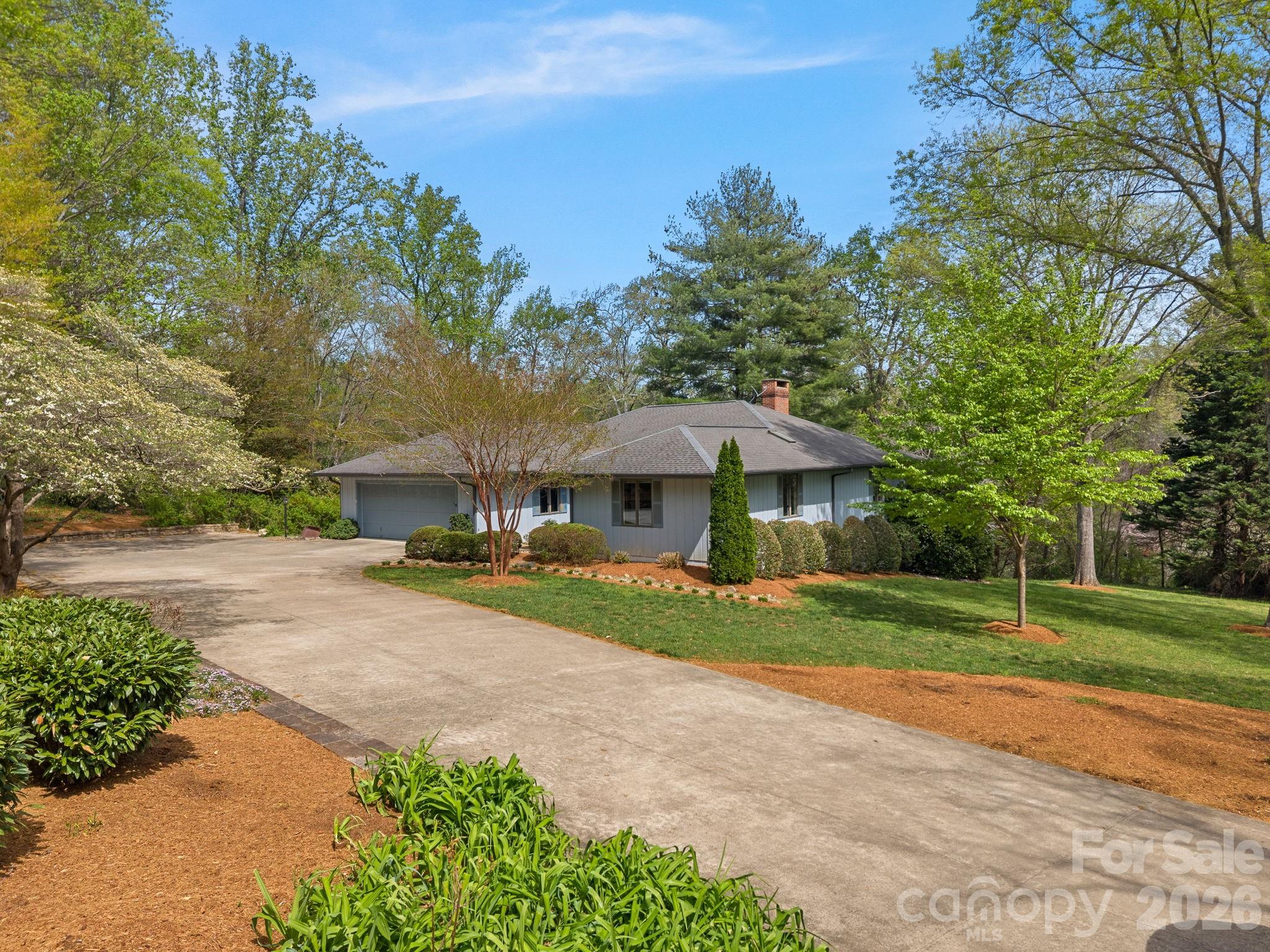 a view of a house with a yard and hanging area
