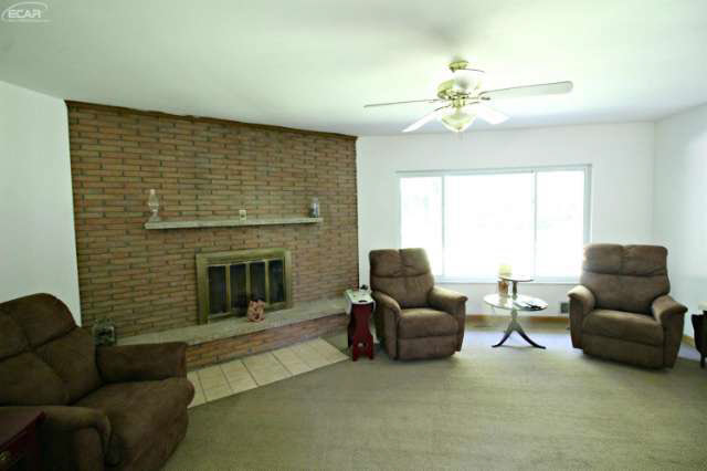 6244 Hartland Road Fenton, MI 48430 - Photo 3 of 23 21207797-2.JPG