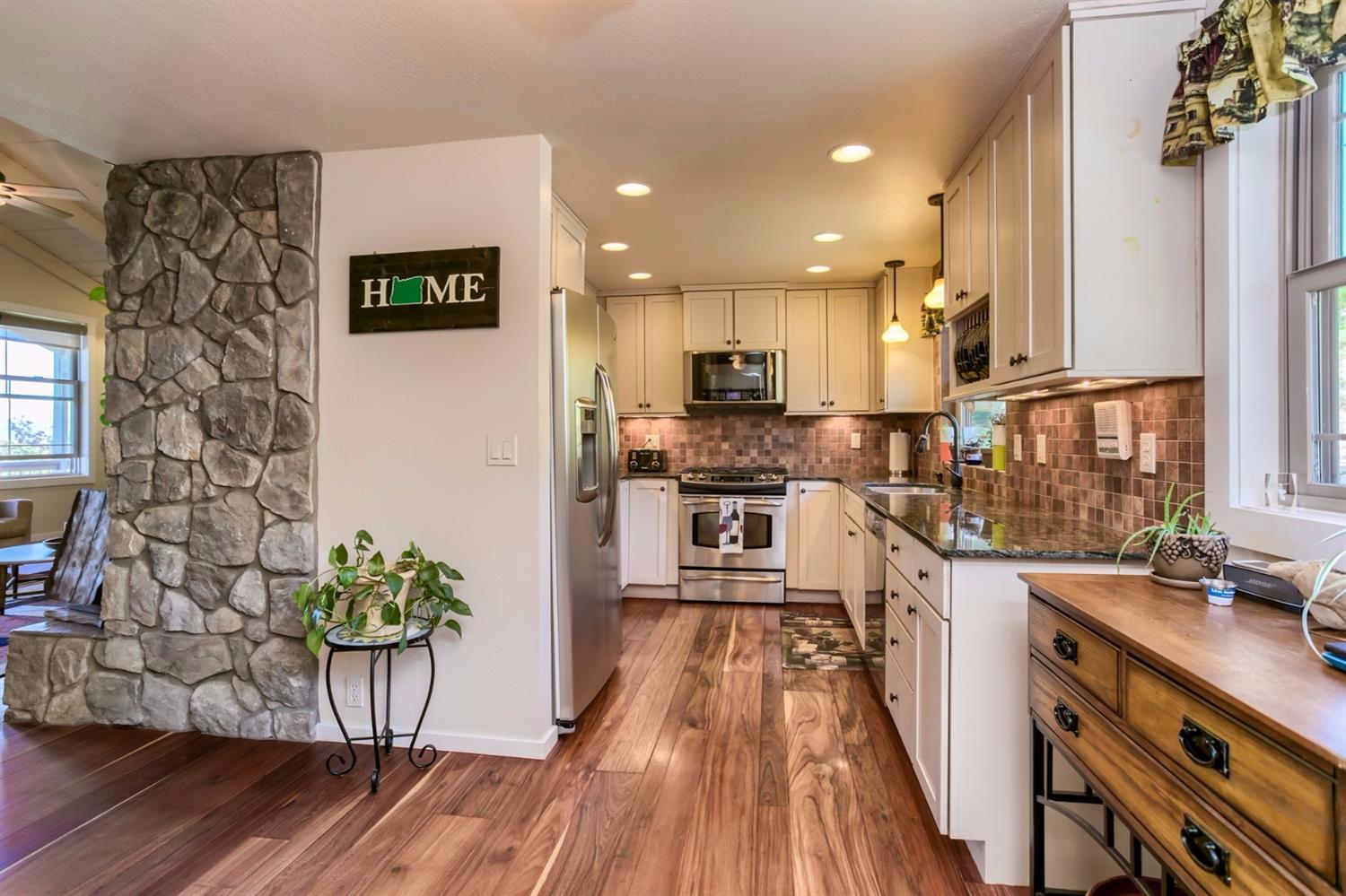 3558 Dodson Road Medford, OR 97504 - Photo 10 of 35 Kitchen