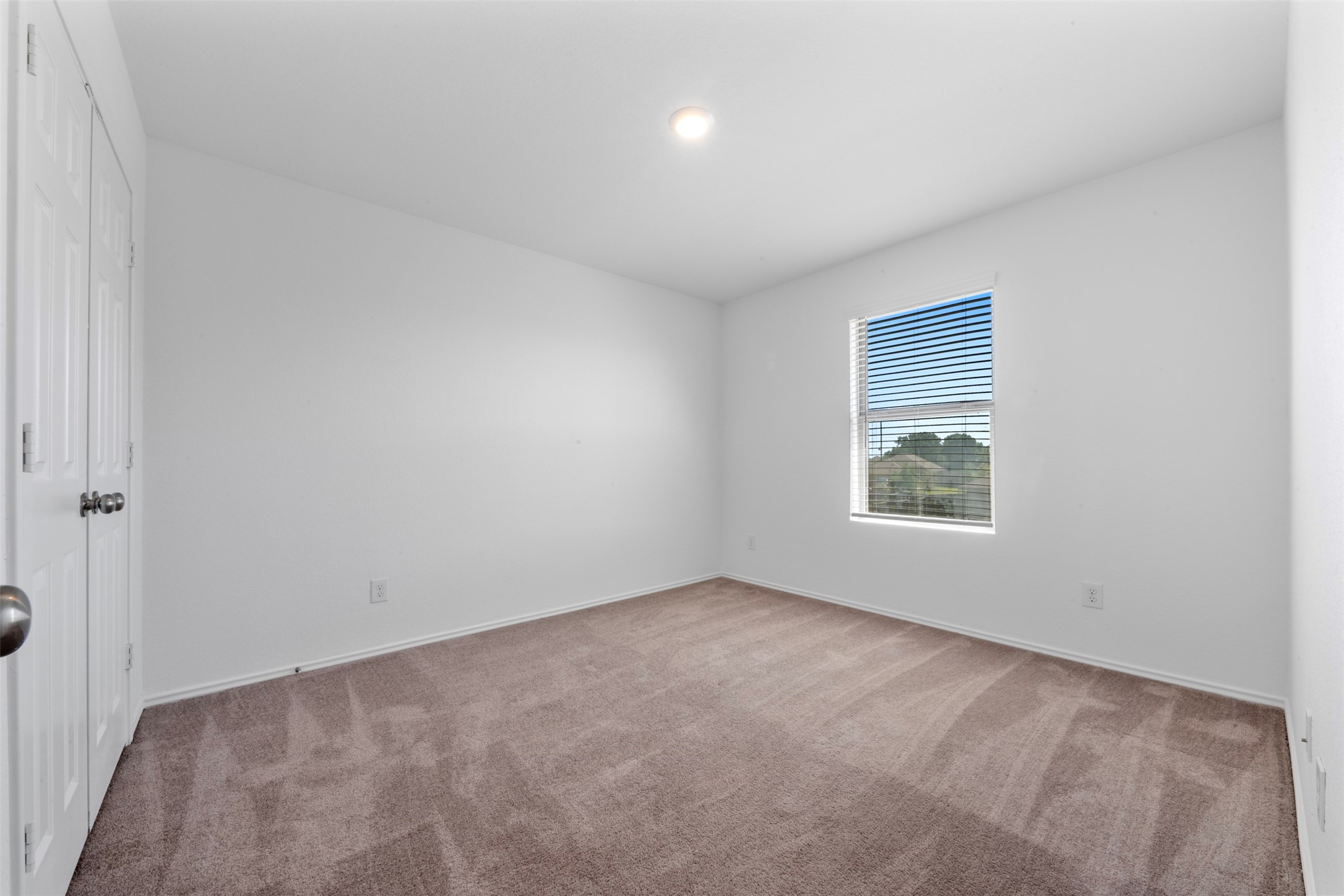 14602 Broadbury Pond Road Rosharon, TX 77583 - Photo 20 of 22 an empty room with windows