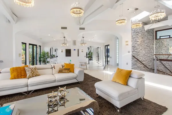 $42,000 | 2955 Passmore Drive, Los Angeles, CA 90068