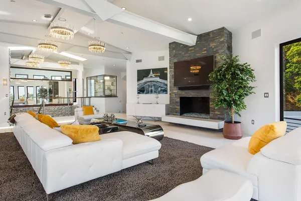 $42,000 | 2955 Passmore Drive, Los Angeles, CA 90068