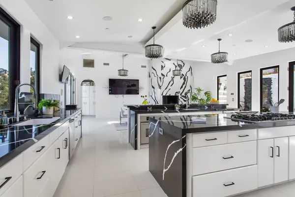 $42,000 | 2955 Passmore Drive, Los Angeles, CA 90068