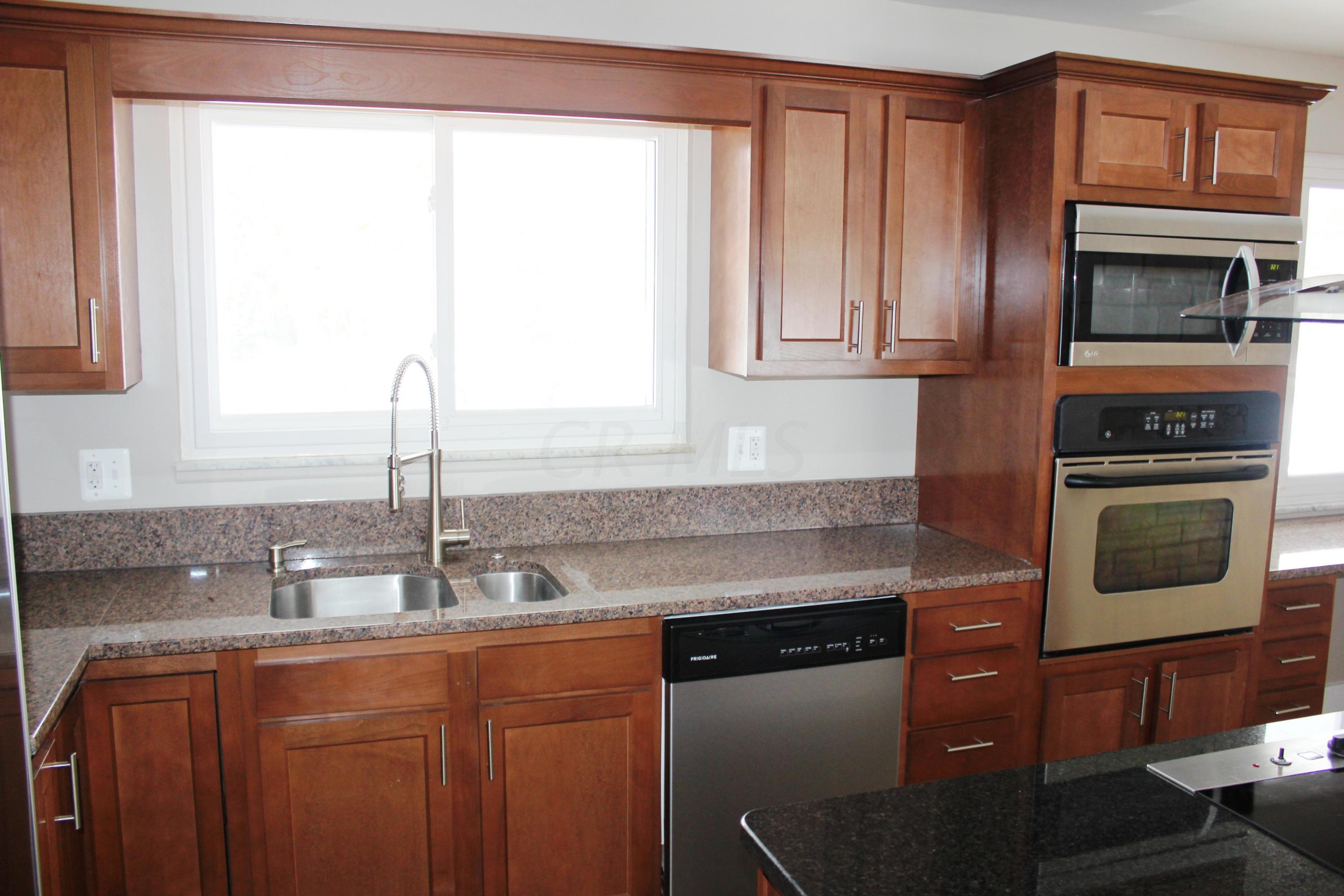 4166 Ashmore Road Columbus, OH 43220 - Photo 5 of 26