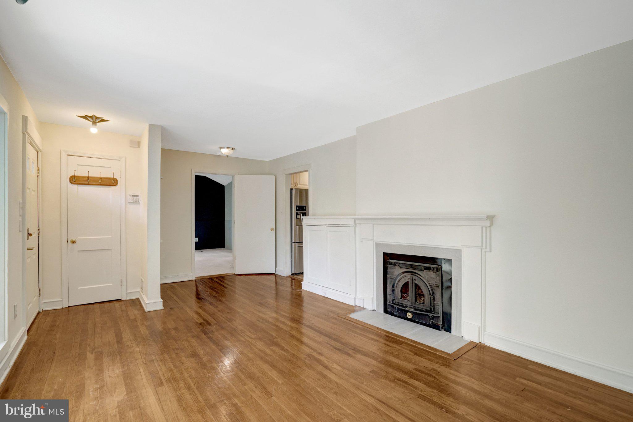 8015 New Market Road Alexandria, VA 22308 - Photo 9 of 41 Living room