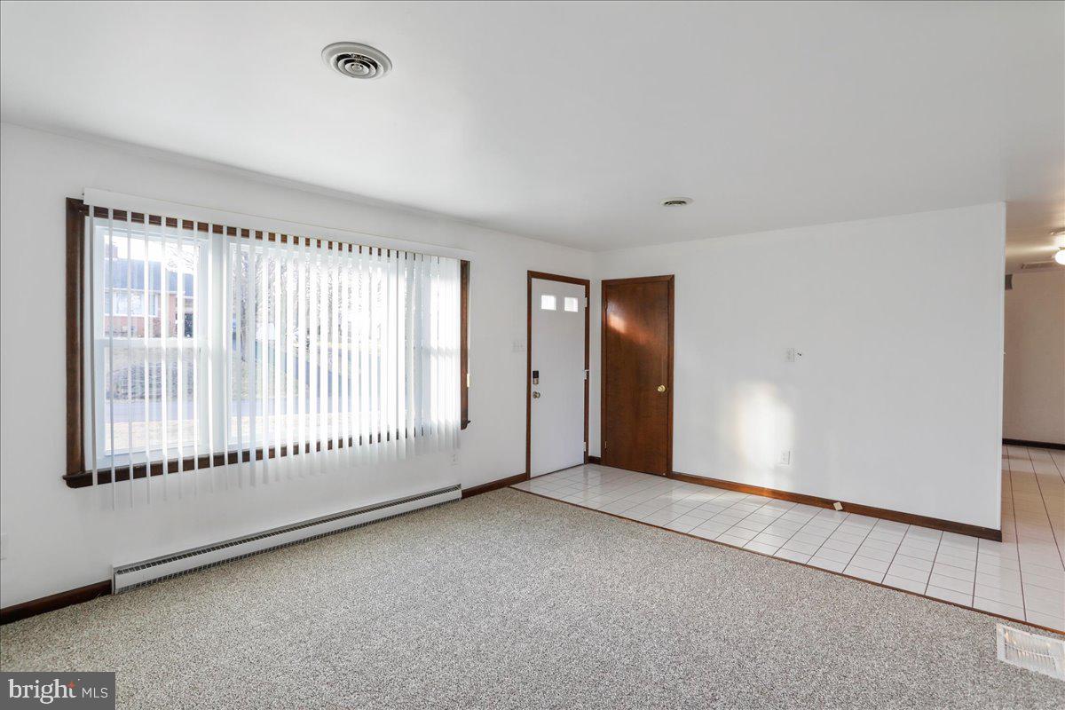 11910 Beavervale Road Smithsburg, MD 21783 - Photo 6 of 27 Living room