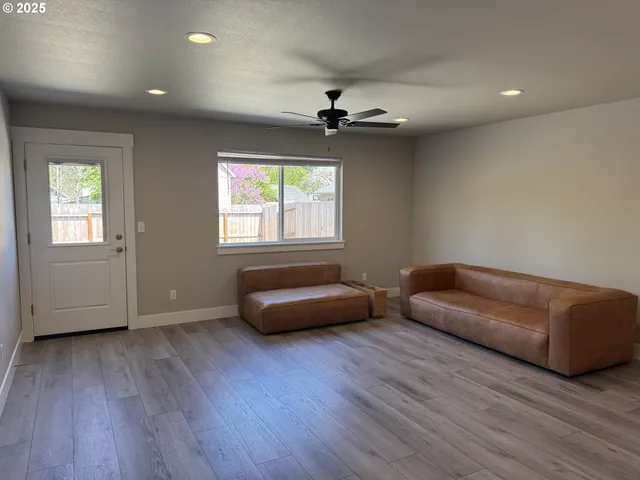 $315,000 | 158 Southeast Mosher Avenue, Roseburg, OR 97470