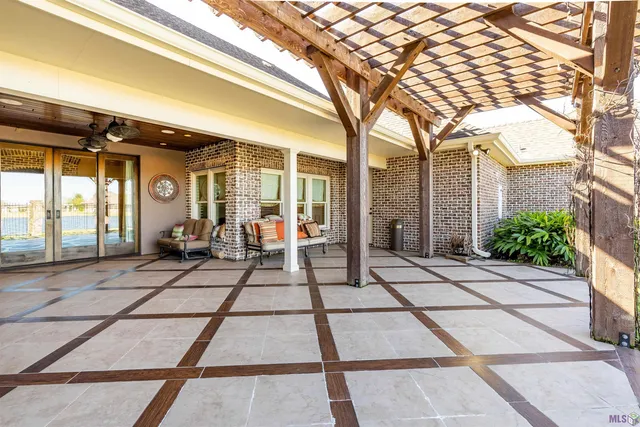 $739,000 | 137 Godchaux Drive, Thibodaux, LA 70301