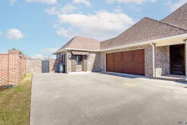 $739,000 | 137 Godchaux Drive, Thibodaux, LA 70301