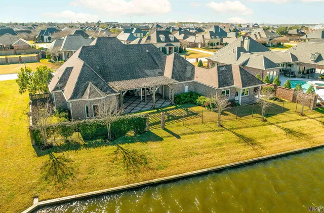 $739,000 | 137 Godchaux Drive, Thibodaux, LA 70301