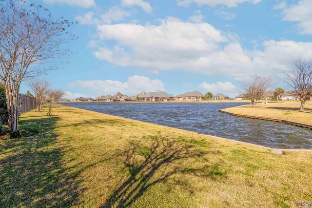 $739,000 | 137 Godchaux Drive, Thibodaux, LA 70301