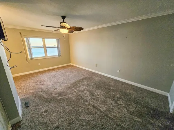 a view of empty room with window