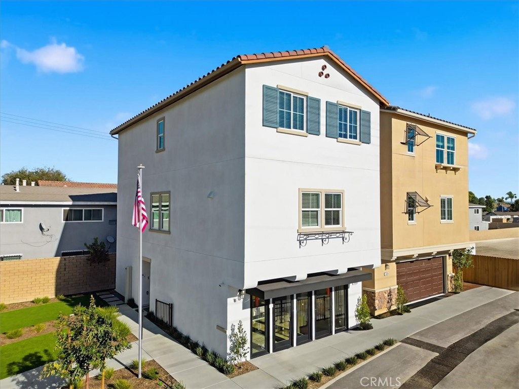 PHOTOS OF THE MODEL EXTERIOR ELEVATIONS, FEATURES AND FINISHES MAY VARY