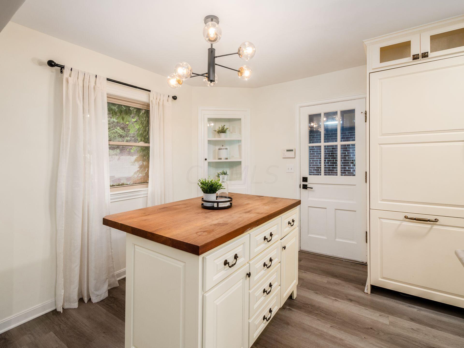 2628 Welsford Road Upper Arlington, OH 43221 - Photo 11 of 31 015_f62d6_A 2628 Welsford 049
