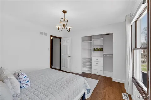 $675,000 | 525 Ballas Park Drive, St. Louis, MO 63122