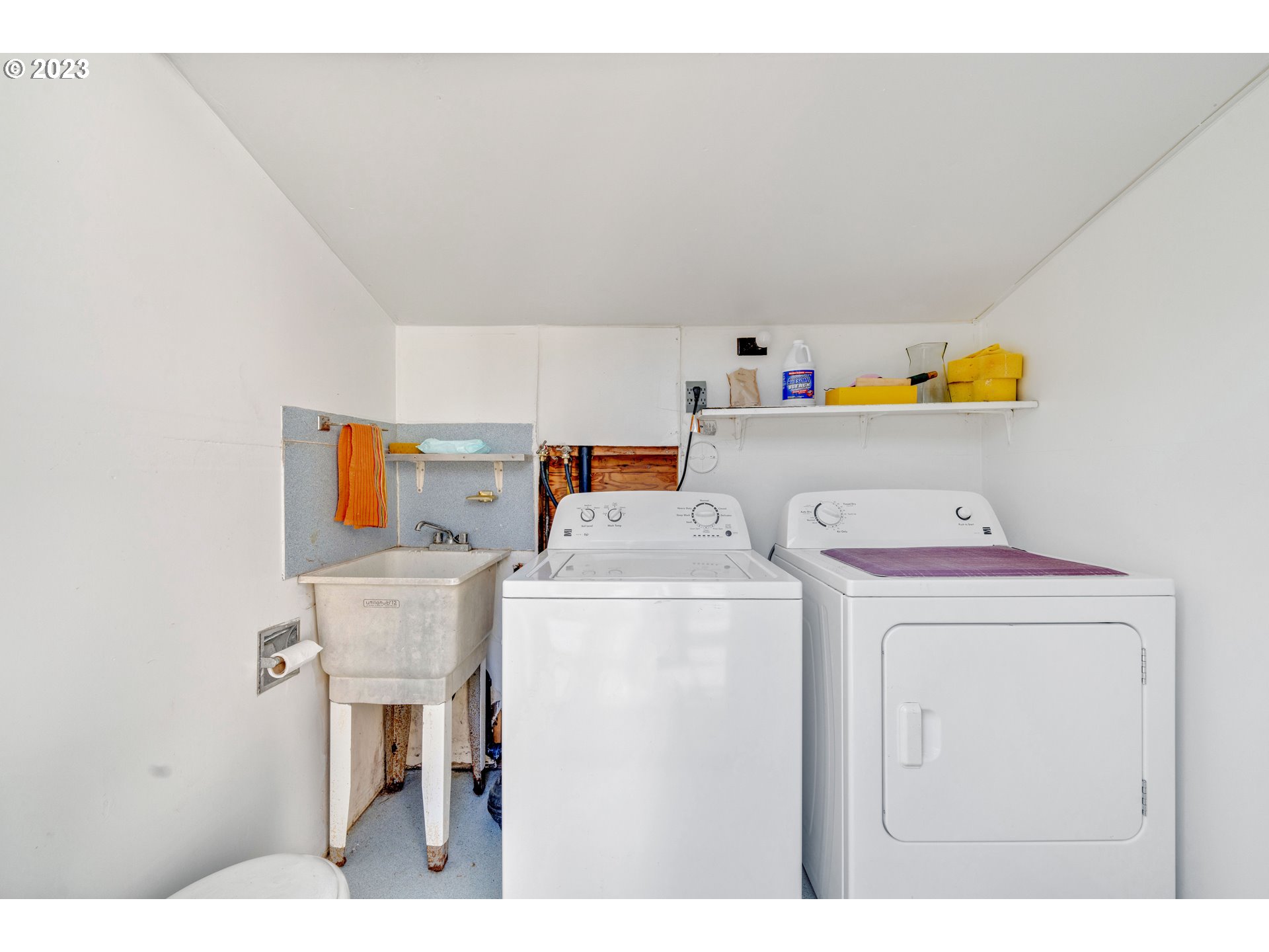 535 Edison Avenue Southwest Bandon, OR 97411 - Photo 22 of 33 a utility room with dryer and washer