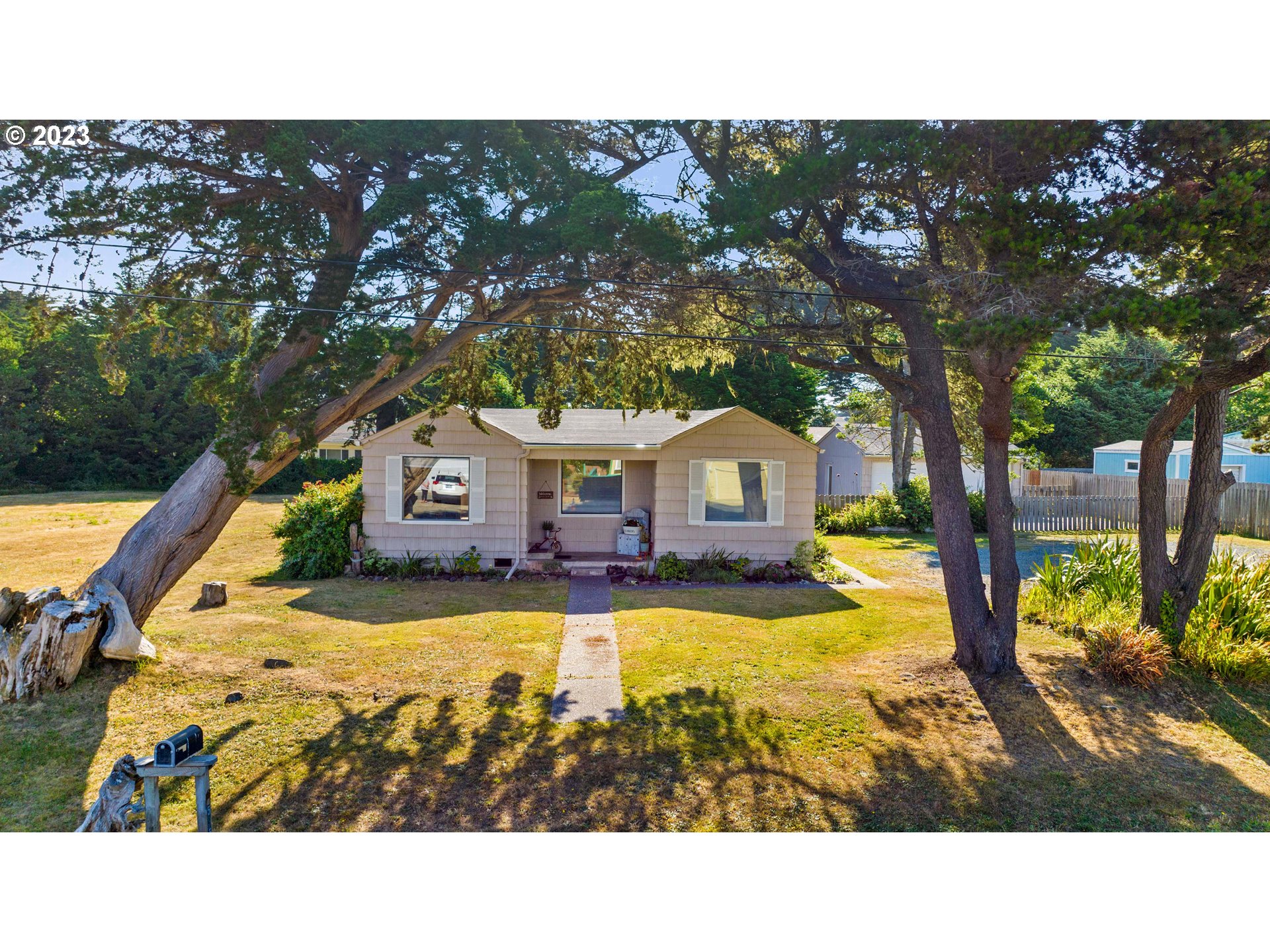 535 Edison Avenue Southwest Bandon, OR 97411 - Photo 29 of 33 a balcony with view of swimming pool