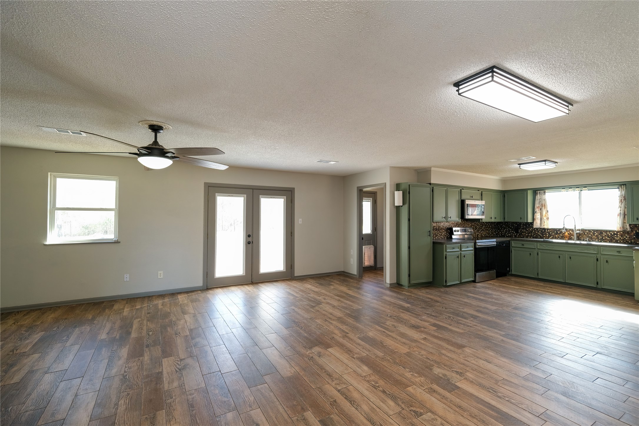 6249 FM 521 Road Brazoria, TX 77422 - Photo 11 of 11 Open floor plan with natural lighting