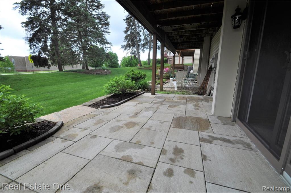 376 Willow Grove Lane, Unit 33 Rochester Hills, MI 48307 - Photo 32 of 44