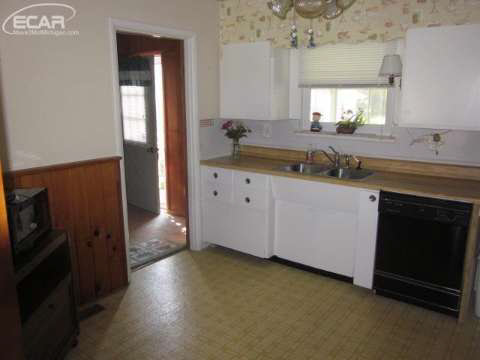 5305 North Linden Road Flint, MI 48504 - Photo 13 of 33 20423879-12.JPG