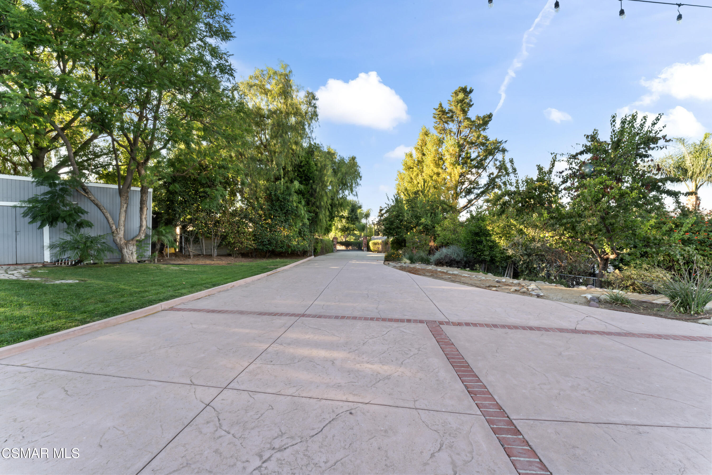 636 Sinaloa Road Simi Valley, CA 93065 - Photo 27 of 31 a view of a road with a yard