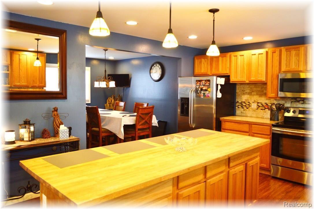 3160 Longview Avenue Rochester, MI 48307 - Photo 8 of 37 8-Roomy Kitchen.JPG