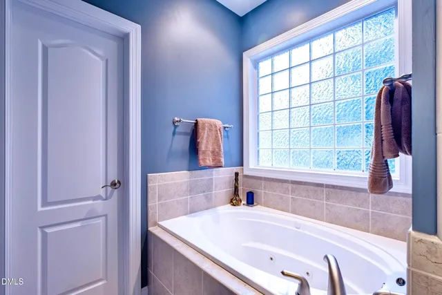 a view of a livingroom with furniture and a ceiling fan