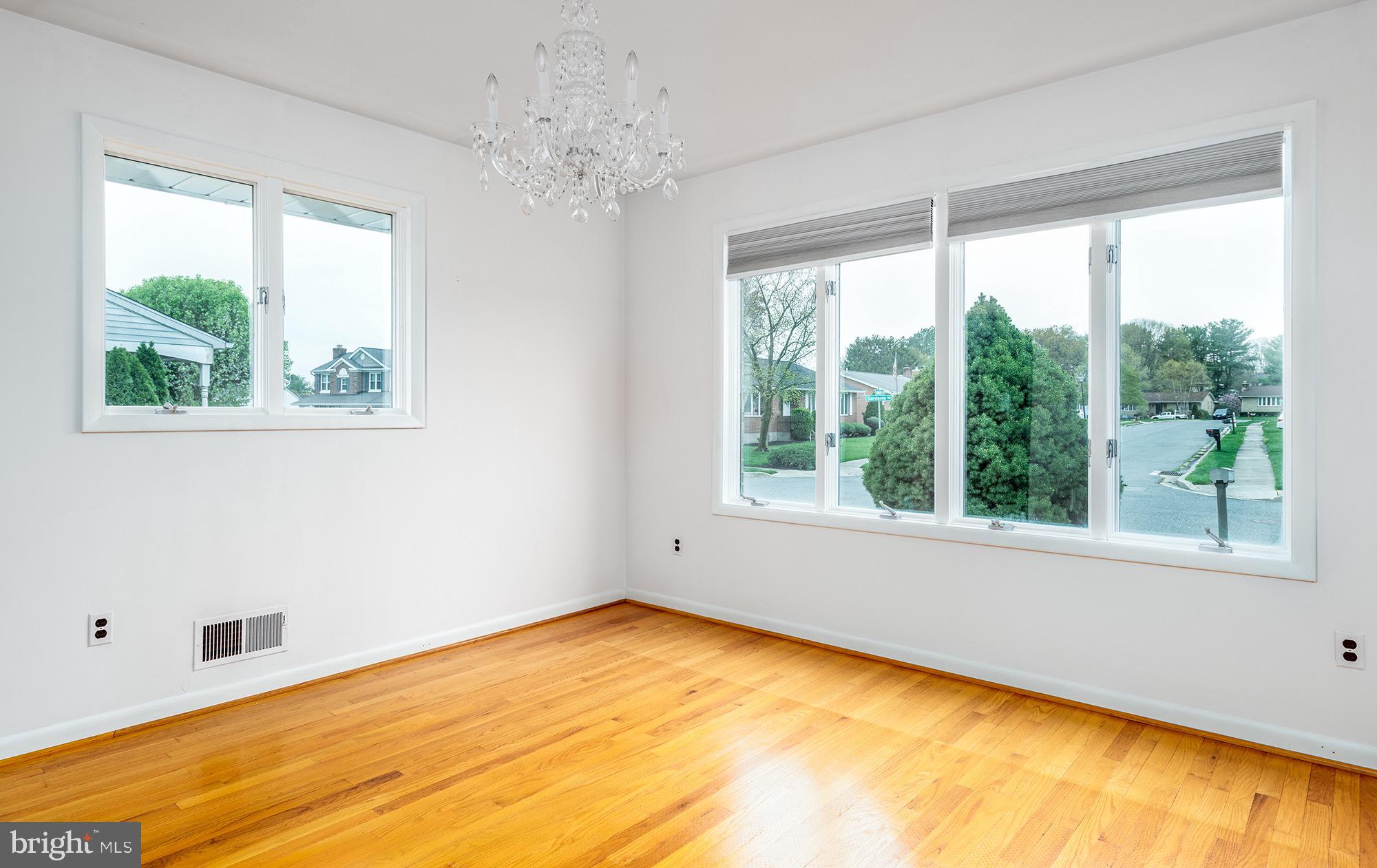 9209 Gardenia Road Baltimore, MD 21236 - Photo 12 of 34 Bright Dining Room