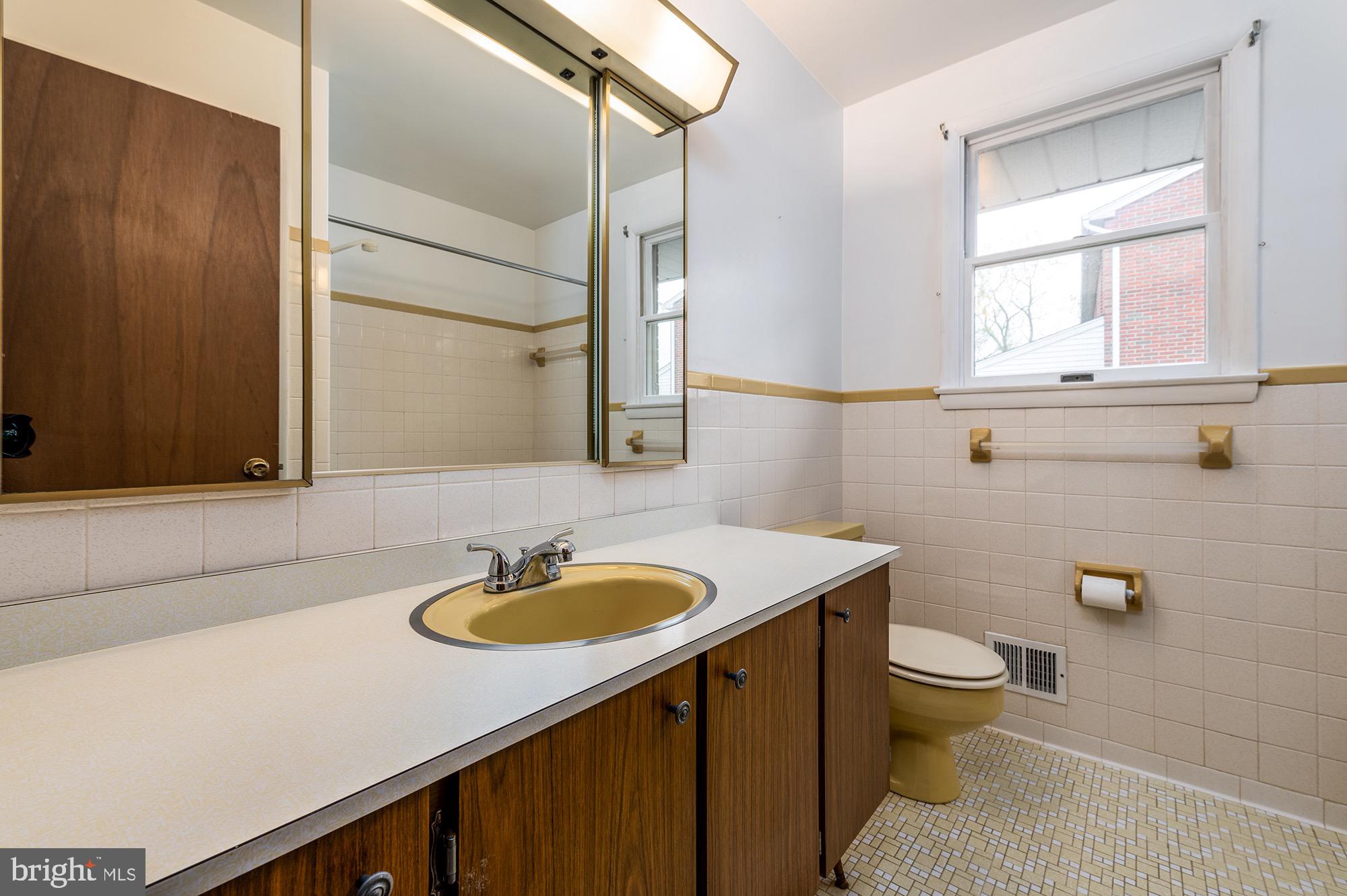 9209 Gardenia Road Baltimore, MD 21236 - Photo 23 of 34 Hallway Full Bathroom