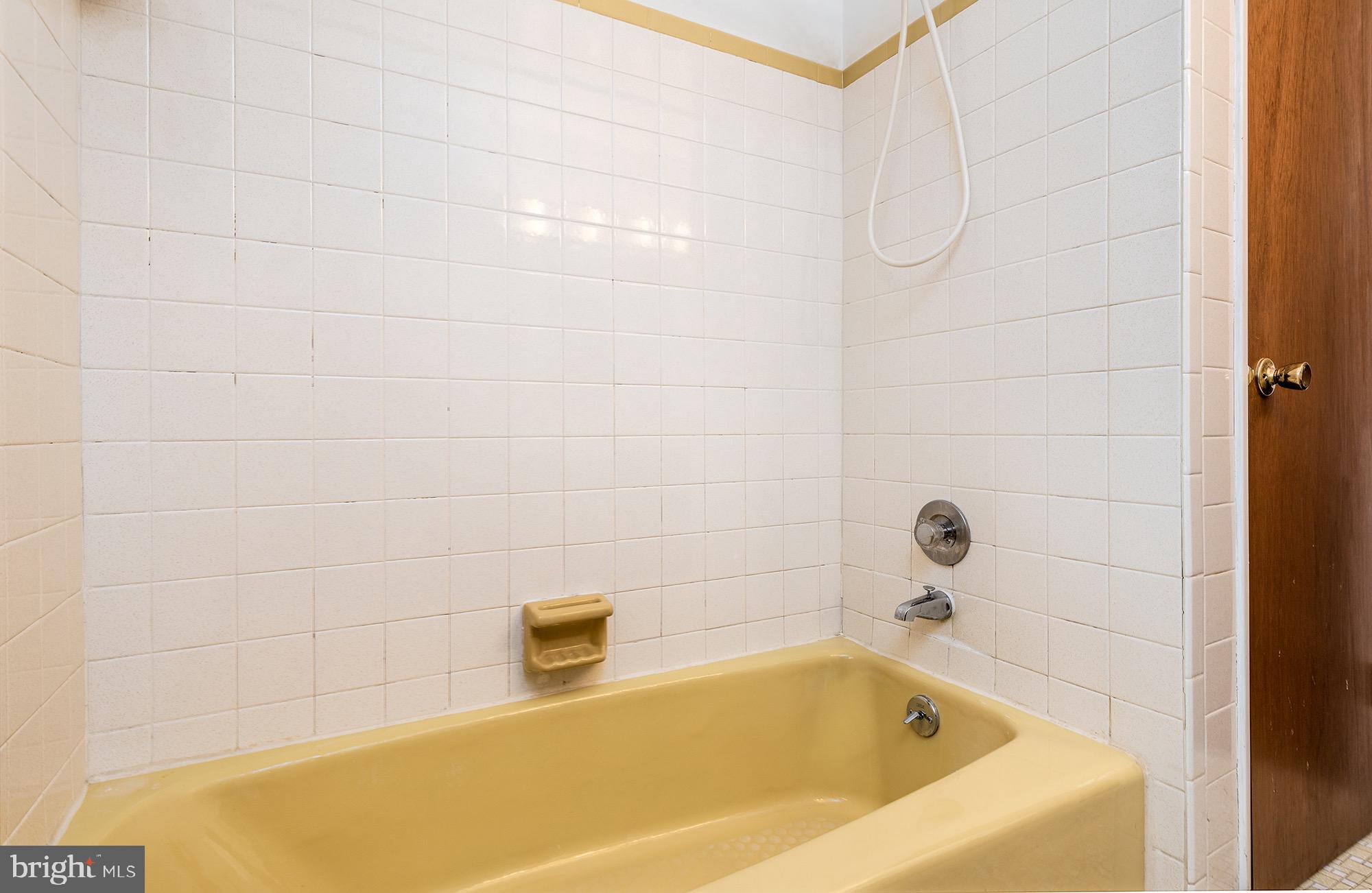 9209 Gardenia Road Baltimore, MD 21236 - Photo 24 of 34 Hallway Full Bathroom