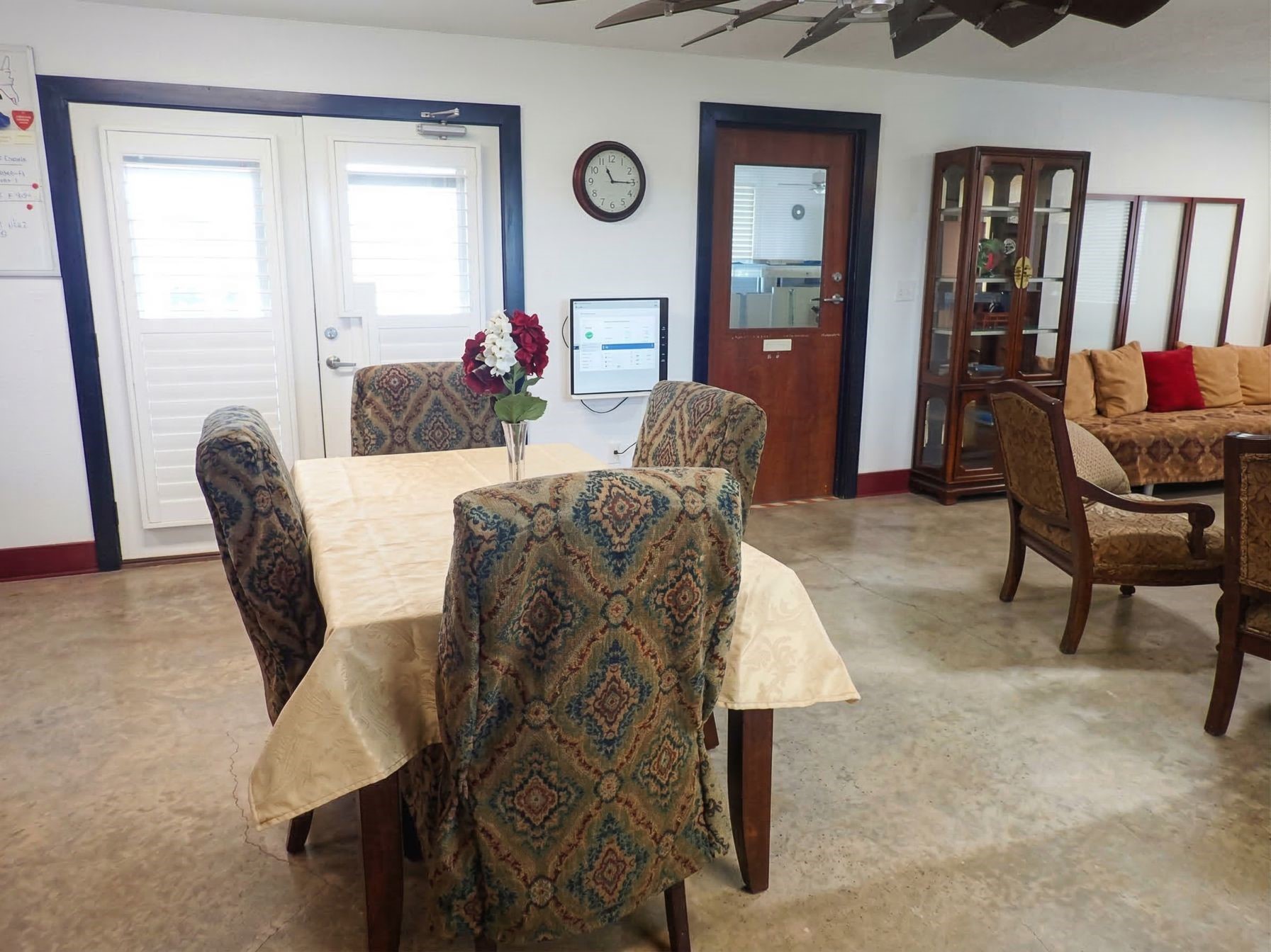 142 Zimmerhanzel Road Flatonia, TX 78941 - Photo 10 of 19 a living room with furniture and a window