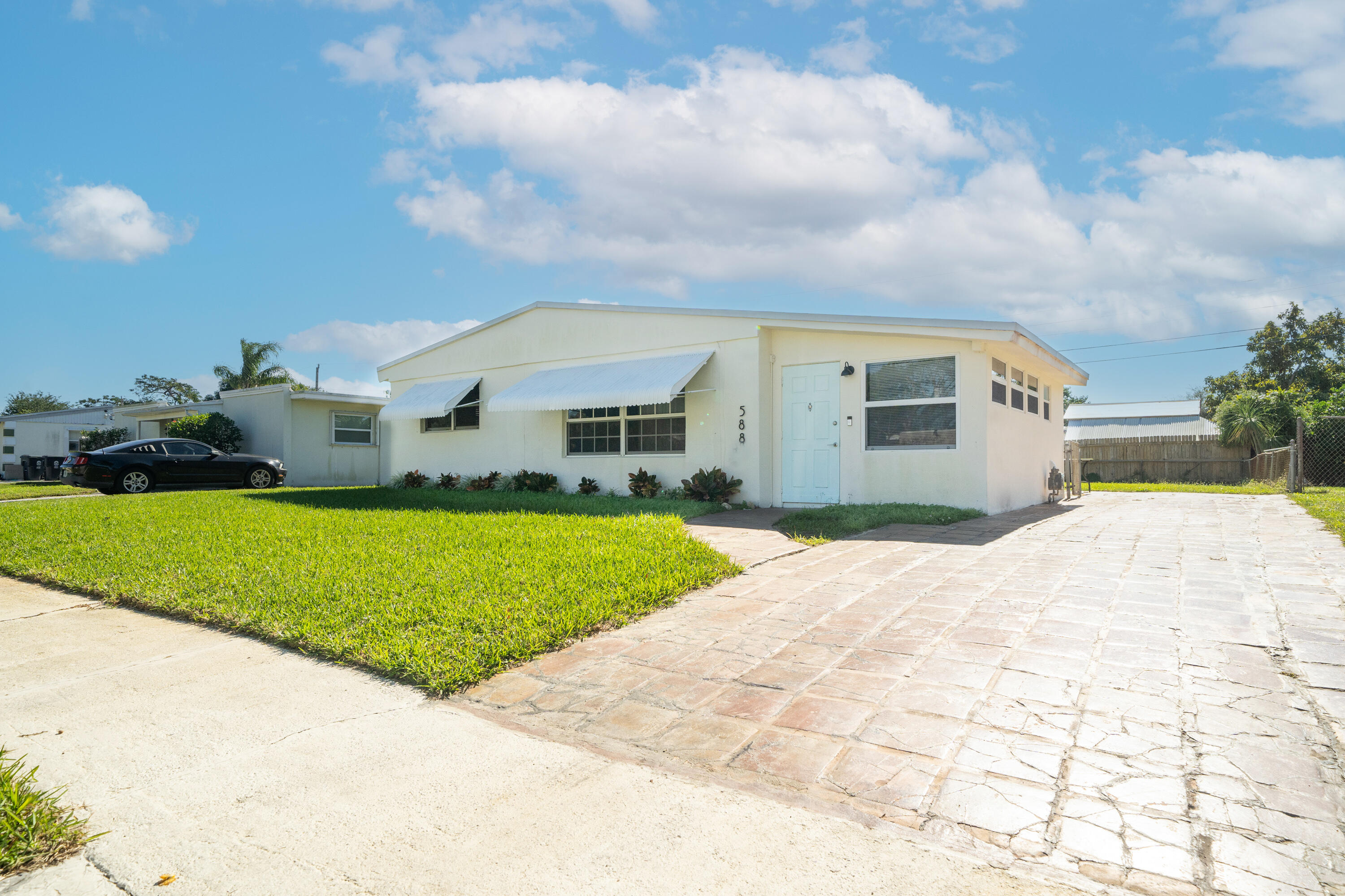588 Sioux Road Lake Worth, FL 33462 - Photo 3 of 27 5362 Cedar lake a-9