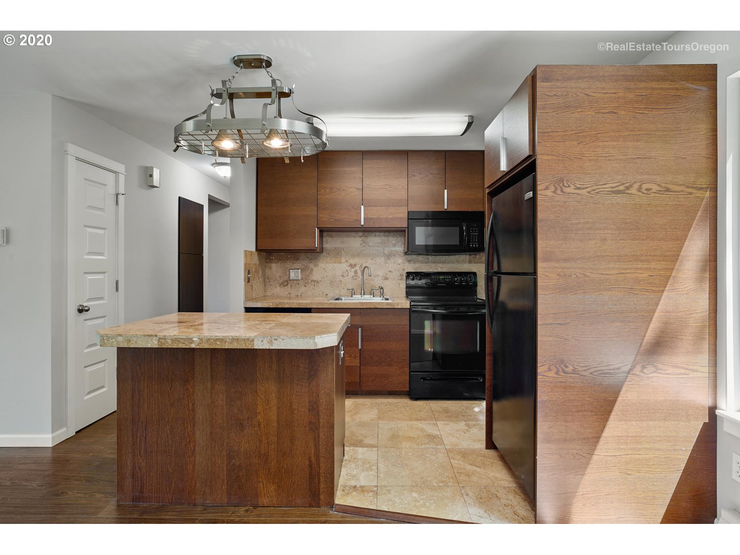 7746 Southwest Barnes Road, Unit C Portland, OR 97225 - Photo 9 of 31 Gallery Image 9