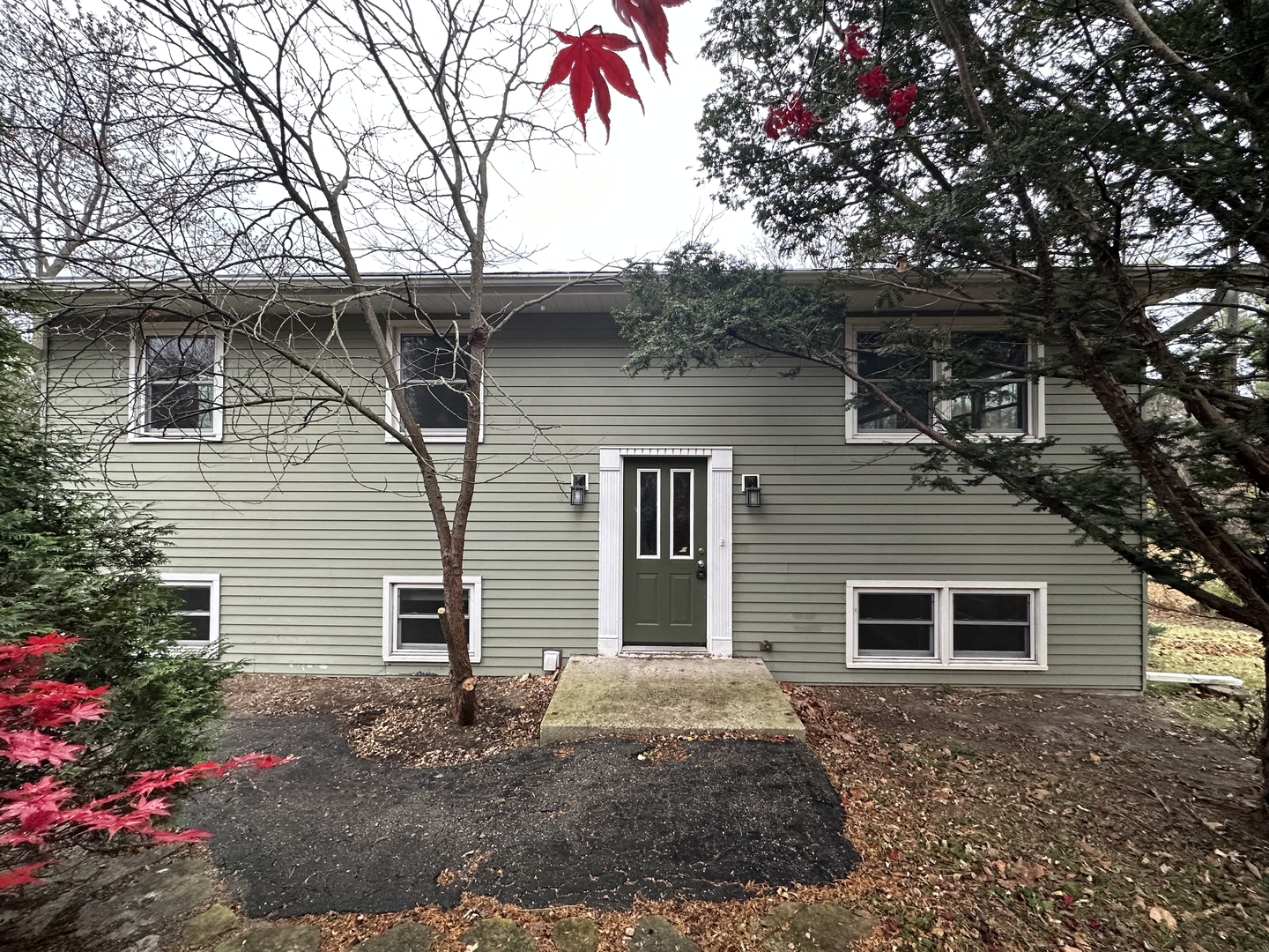 25 5n568 Il Rte Street St. Charles, IL 60174 - Photo 1 of 30 a front view of house with yard