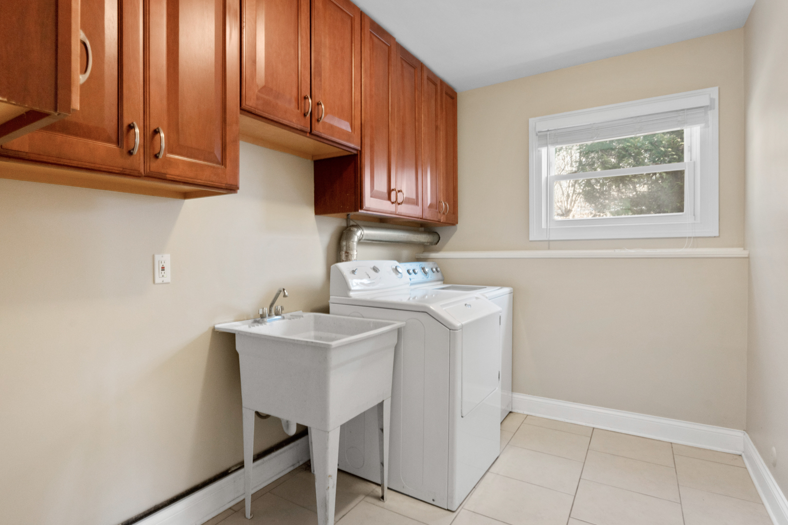 25 5n568 Il Rte Street St. Charles, IL 60174 - Photo 24 of 30 a utility room with dryer and washer