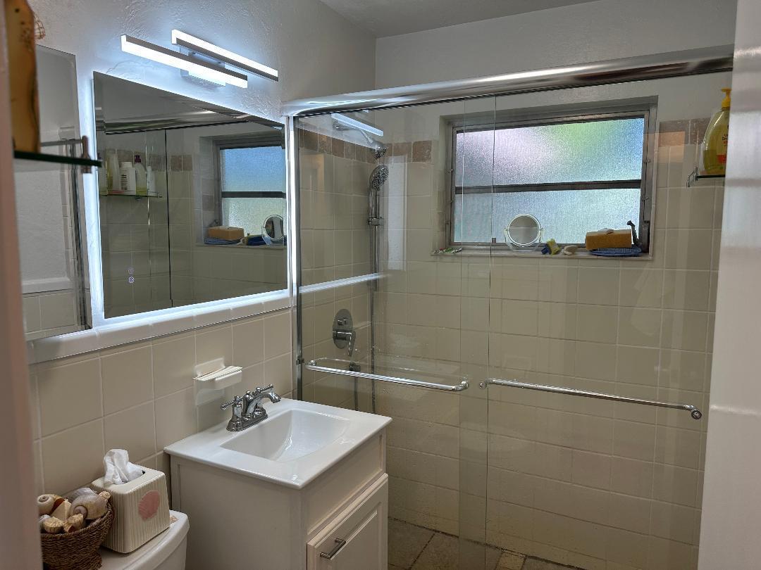 1075 James Road Lantana, FL 33462 - Photo 10 of 14 bathroom
