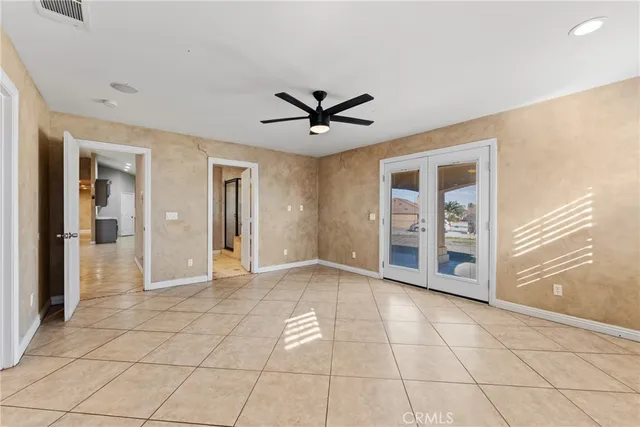 a view of a livingroom with a ceiling fan & entryway