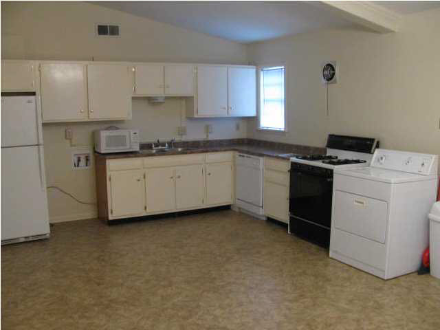 Roomy kitchen/dining area