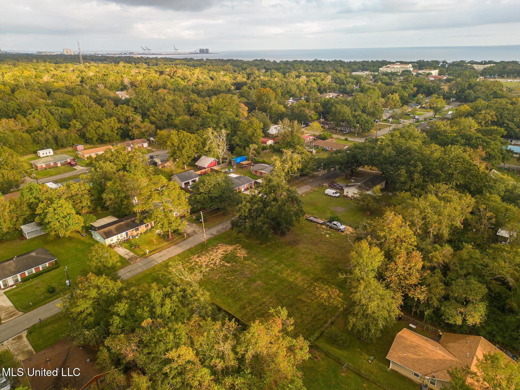 211 Gates Avenue Long Beach, MS 39560 - Photo 3 of 7 211-52