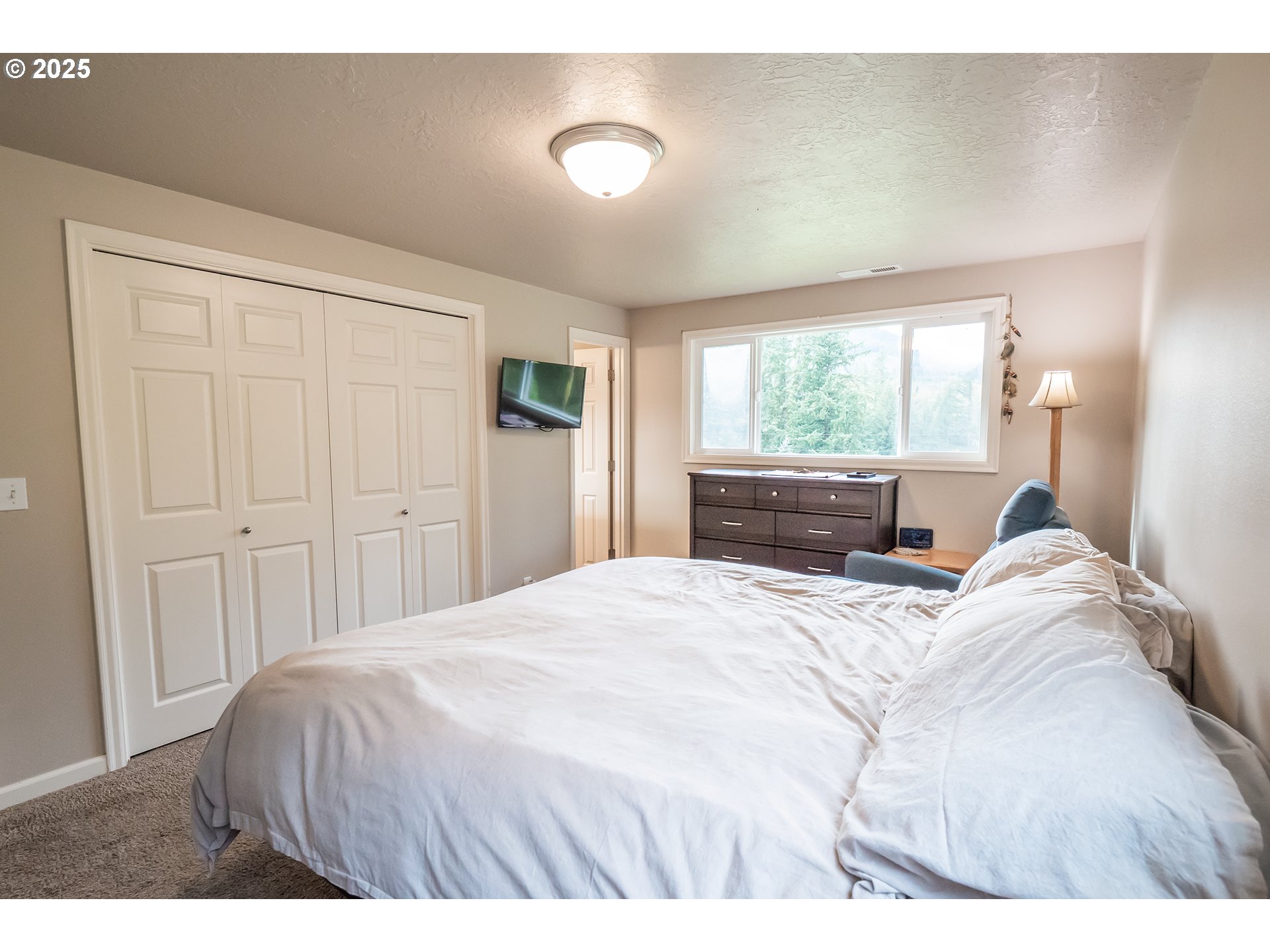 76377 Mosby Creek Road Cottage Grove, OR 97424 - Photo 13 of 48 a bedroom with a bed and a window