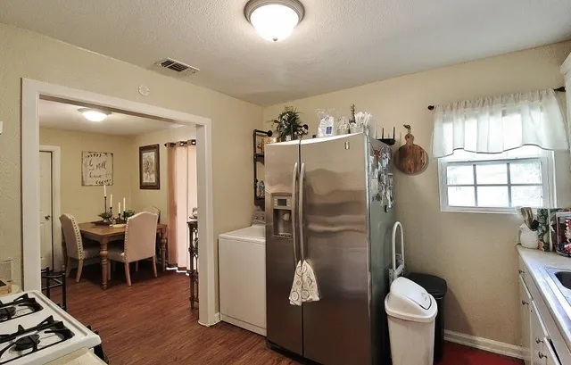 $1,895 | 911 East Lovers Lane, Arlington, TX 76010